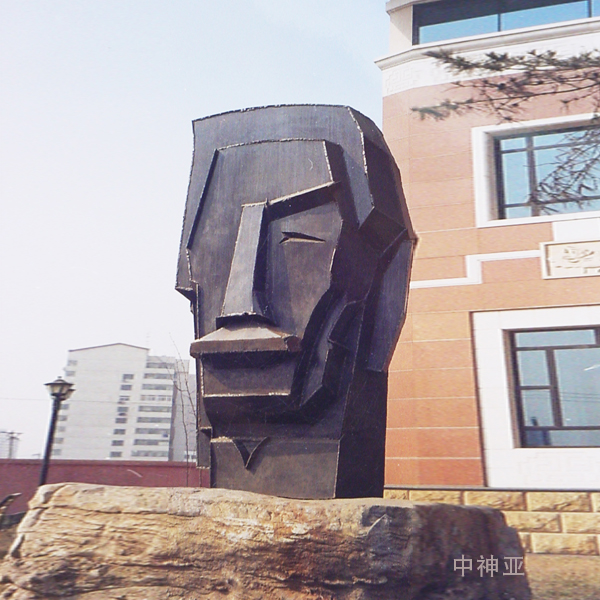 《魯迅》高2m 鋼板焊接 設(shè)計：熊秉明 2001年 位于北京現(xiàn)代文學(xué)館園區(qū)