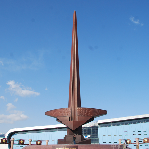 《利劍》高38m 鋼結(jié)構(gòu)、鍛銅 設(shè)計(jì)：張宇彤、趙福生 2009年 位于北京航空博物館