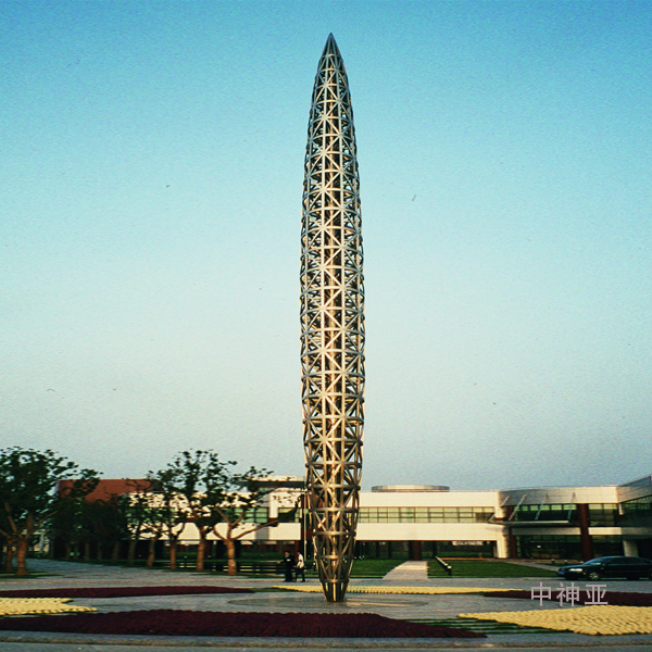 《公證柱》高21m 不銹鋼 設(shè)計(jì)：仲松 2001年 位于上海國家會計(jì)學(xué)院
