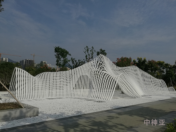 《富春山》 長23.2m 寬13.9m 高6m 不銹鋼 設計：陳國東 2017年 位于杭州富陽江濱西大道